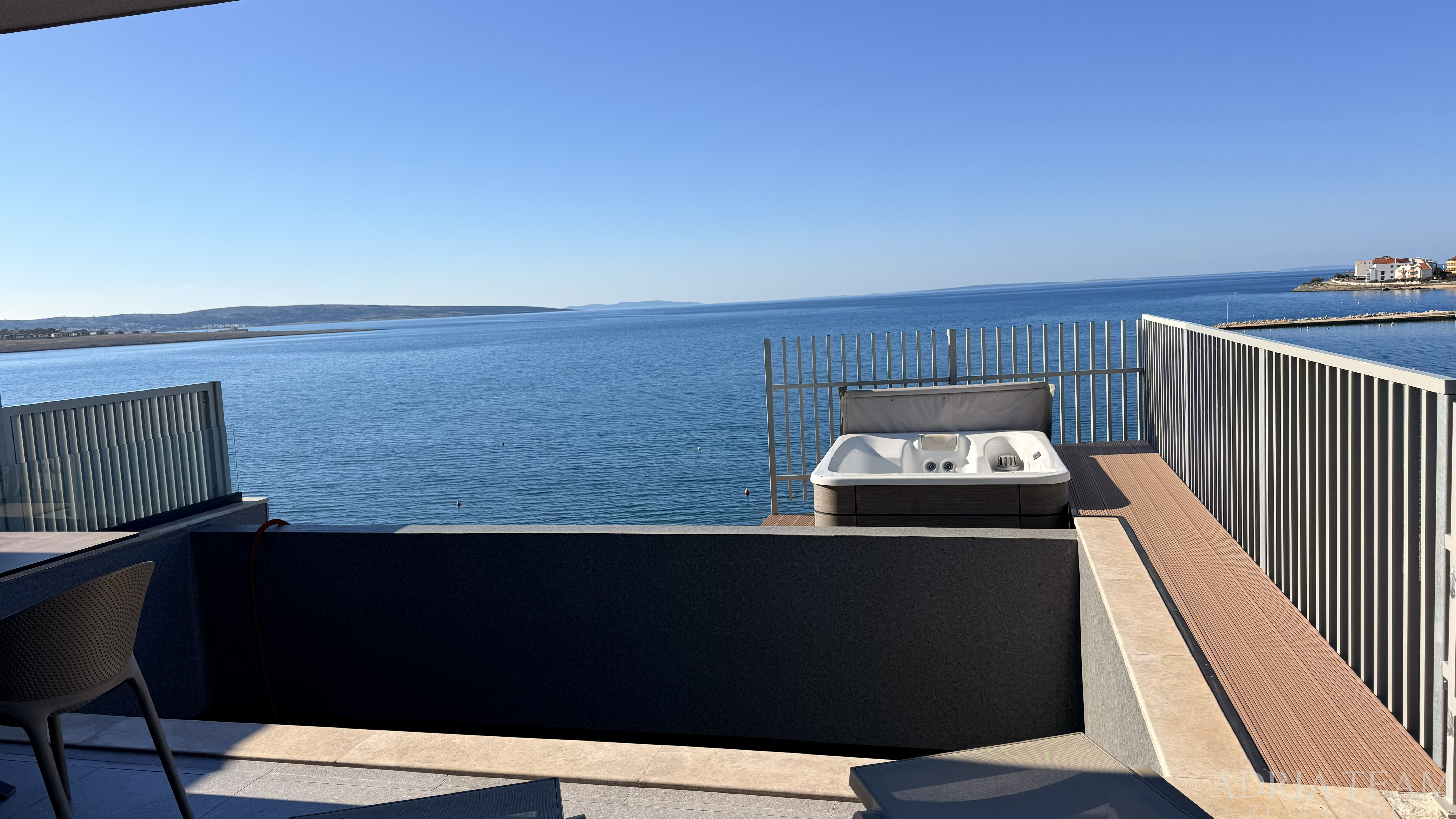 APARTMAN U PRIZEMLJU S VRTOM I PRIVATNIM BAZENOM, PRVI RED DO MORA - POVLJANA