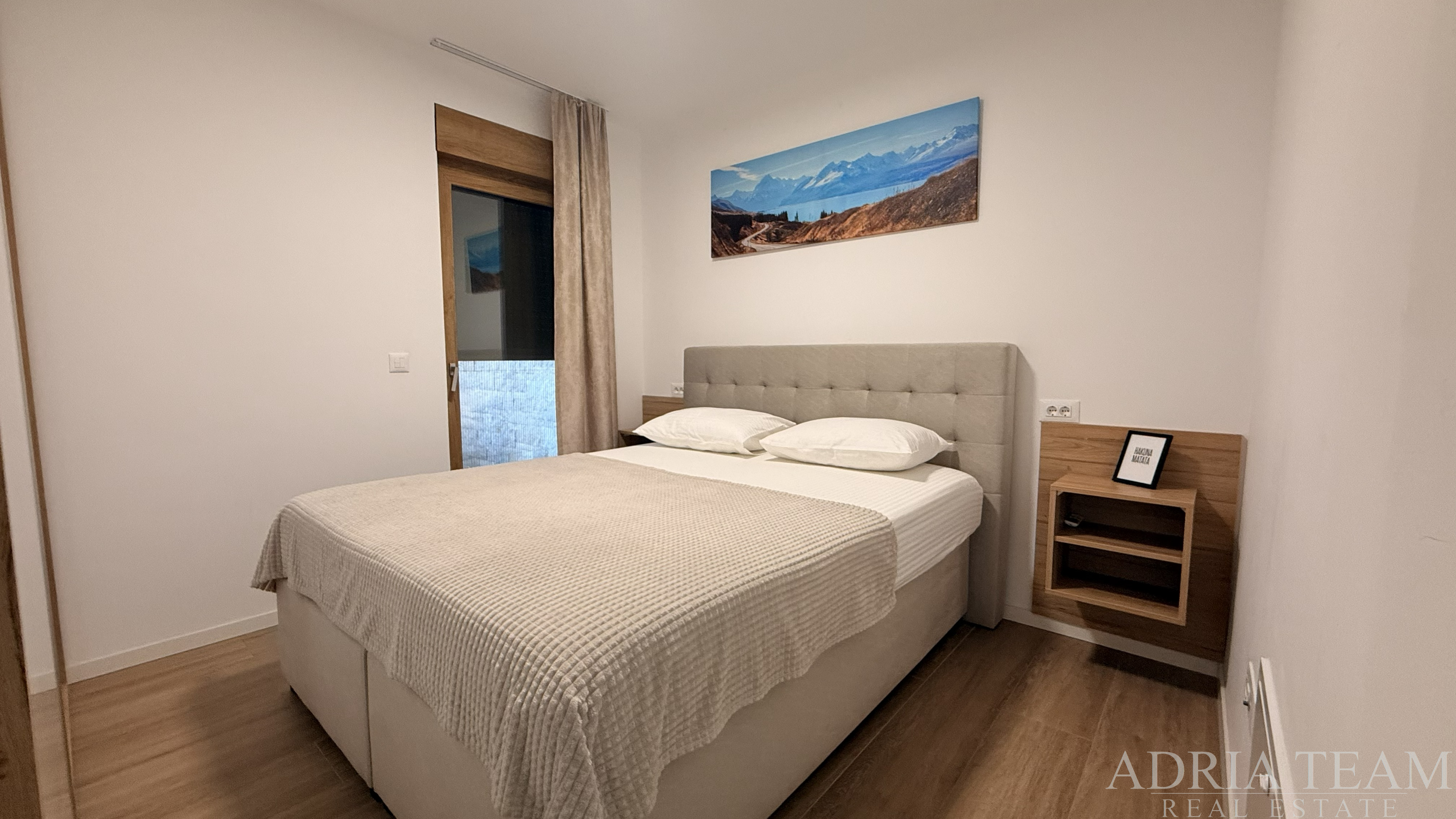 APARTMAN U PRIZEMLJU S VRTOM I PRIVATNIM BAZENOM, PRVI RED DO MORA - POVLJANA