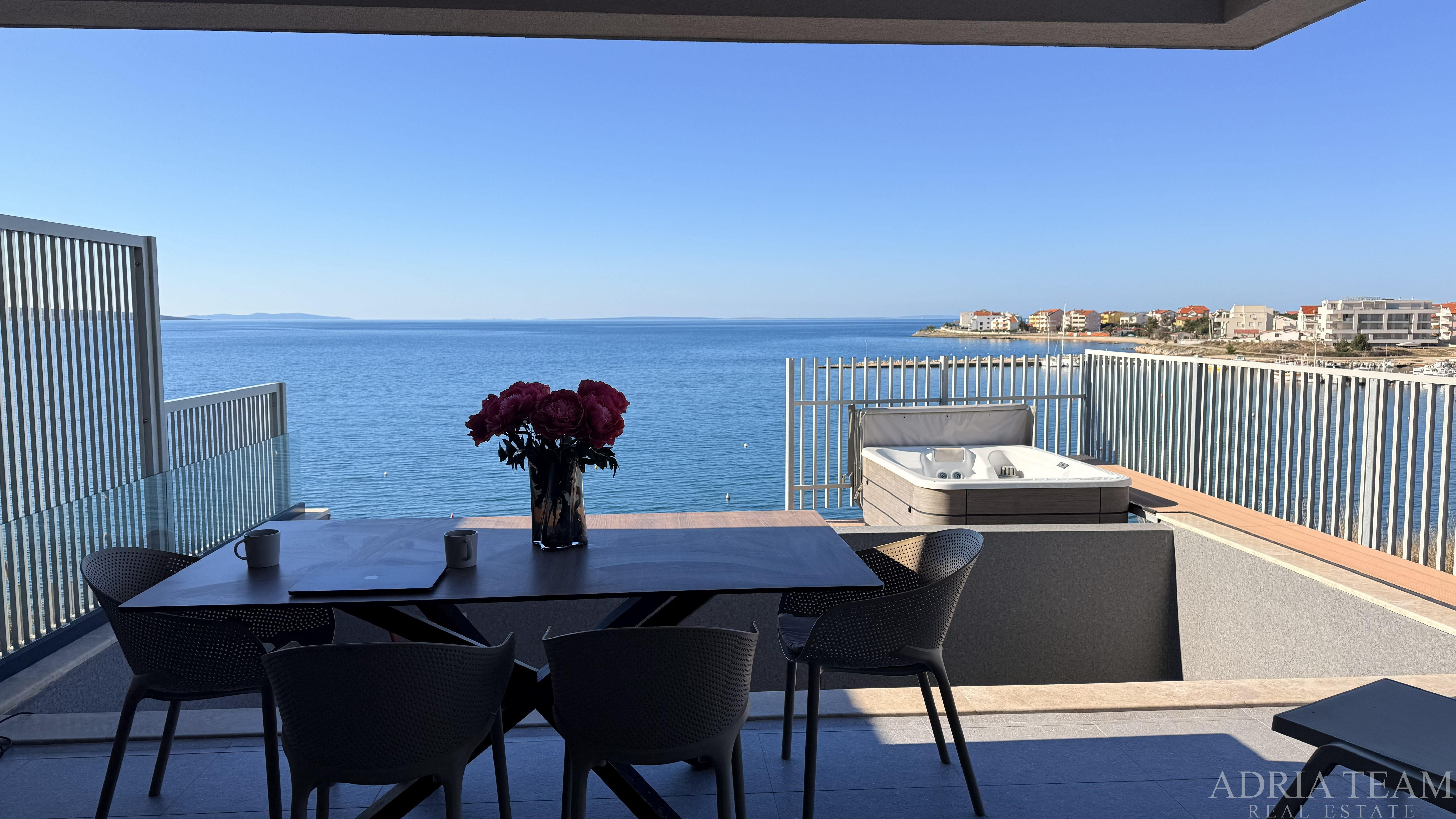 APARTMAN U PRIZEMLJU S VRTOM I PRIVATNIM BAZENOM, PRVI RED DO MORA - POVLJANA