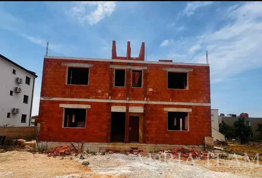 LUKSUZAN STAN S KROVNOM TERASOM – NOVOGRADNJA – 1. KAT – OTOK VIR