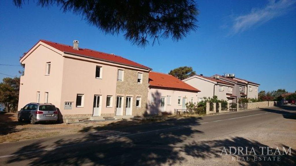 JEDNOSOBNI APARTMAN 74 m² S VELIKOM TERASOM I POGLEDOM NA MORE – BARBAT, OTOK RAB