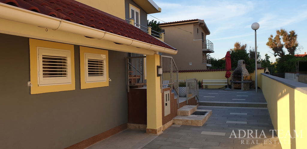 ATRAKTIVNA APARTMANSKA KUĆA U PRVOM REDU DO MORA – NIN, ŽDRIJAC