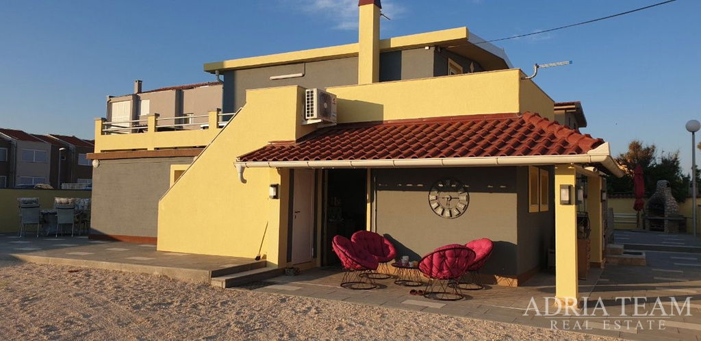 ATRAKTIVNA APARTMANSKA KUĆA U PRVOM REDU DO MORA – NIN, ŽDRIJAC