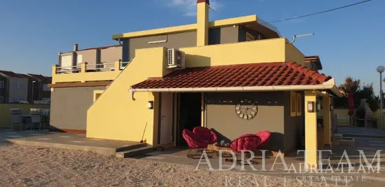 ATRAKTIVNA APARTMANSKA KUĆA U PRVOM REDU DO MORA – NIN, ŽDRIJAC nekretnina za prodaju