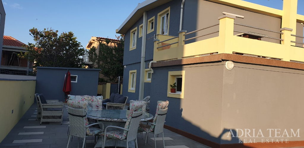 ATRAKTIVNA APARTMANSKA KUĆA U PRVOM REDU DO MORA – NIN, ŽDRIJAC