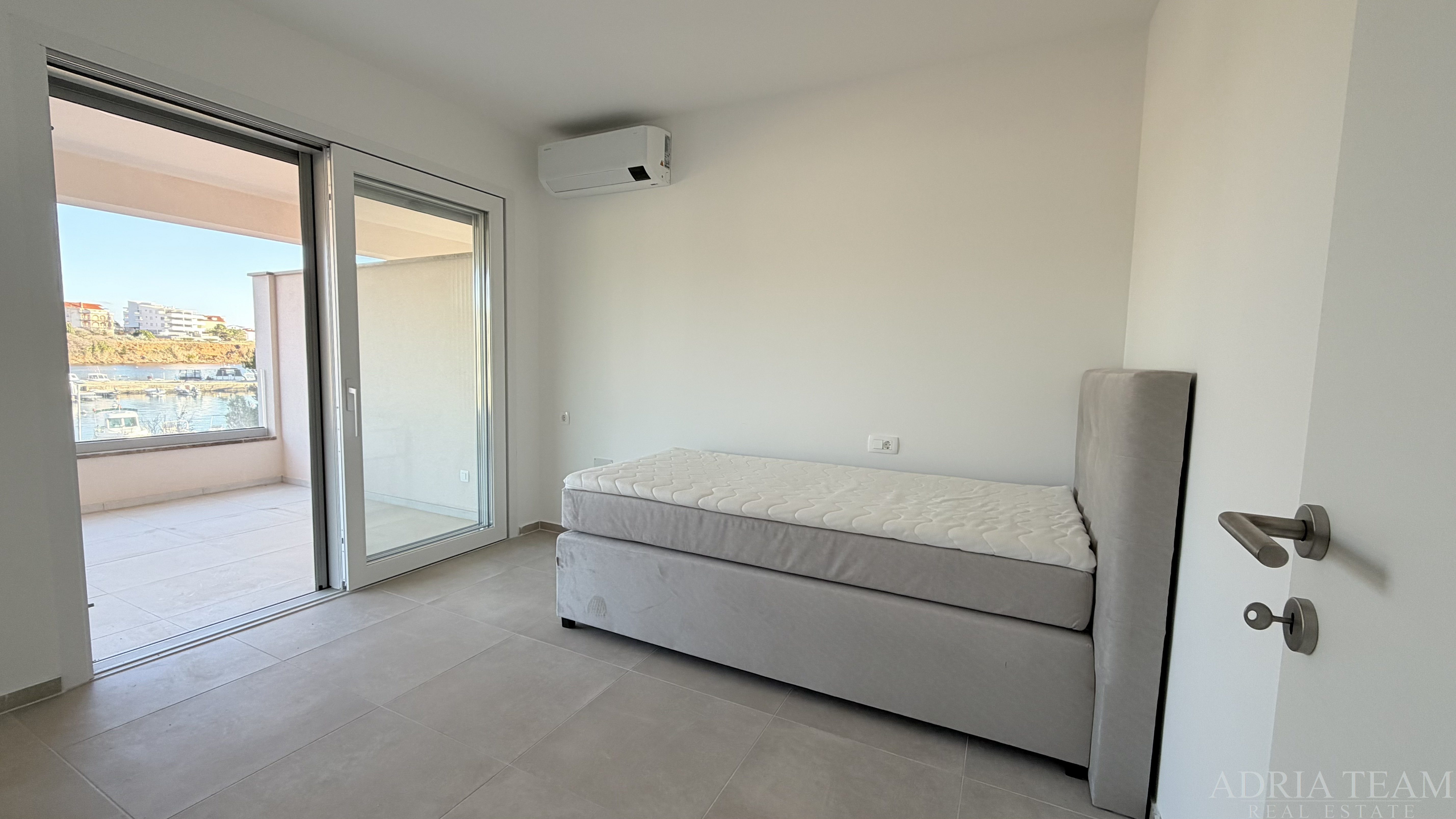 APARTMAN PRVI RED DO MORA, OTVOREN POGLED NA MORE - POVLJANA, PAG