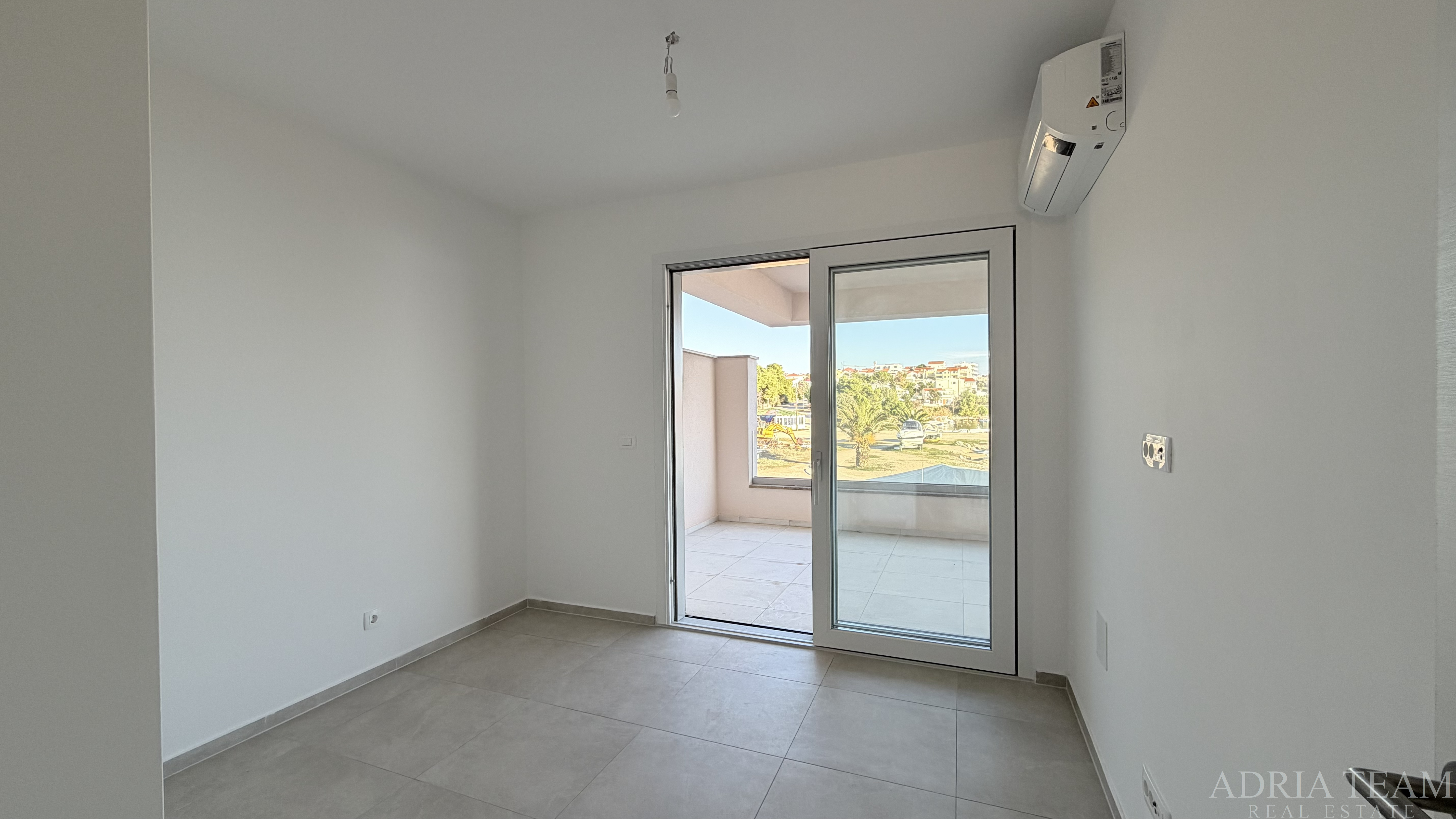 APARTMAN PRVI RED DO MORA, OTVOREN POGLED NA MORE - POVLJANA, PAG