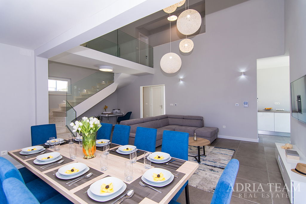 MODERNA LUKSUZNA VILA 2- 202m2 – 300m OD MORA – KAŠTEL KAMBELOVAC