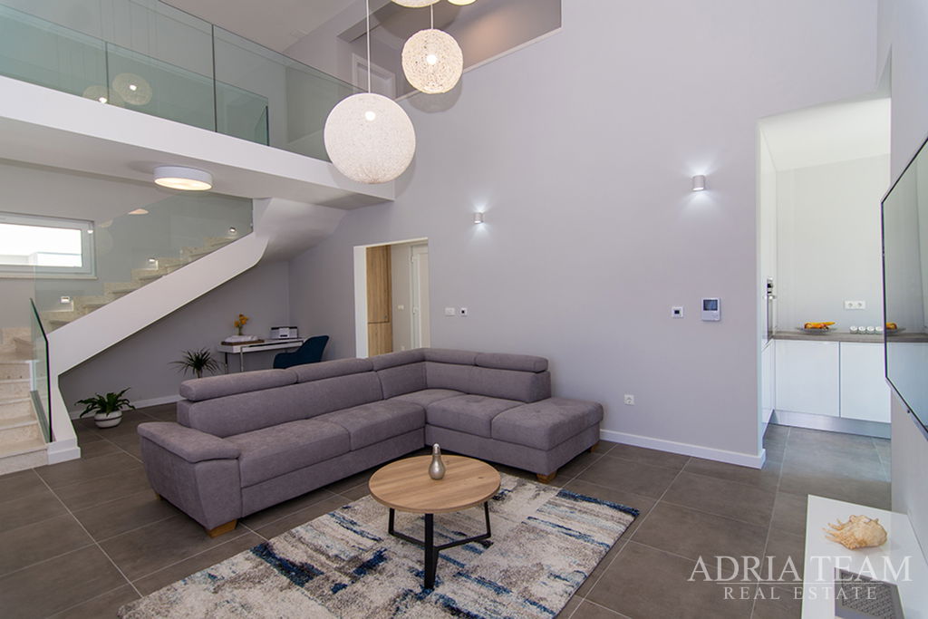 MODERNA LUKSUZNA VILA 2- 202m2 – 300m OD MORA – KAŠTEL KAMBELOVAC