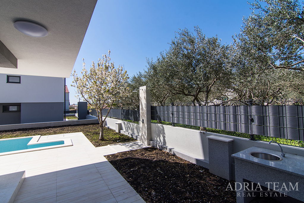 MODERNA LUKSUZNA VILA 2- 202m2 – 300m OD MORA – KAŠTEL KAMBELOVAC