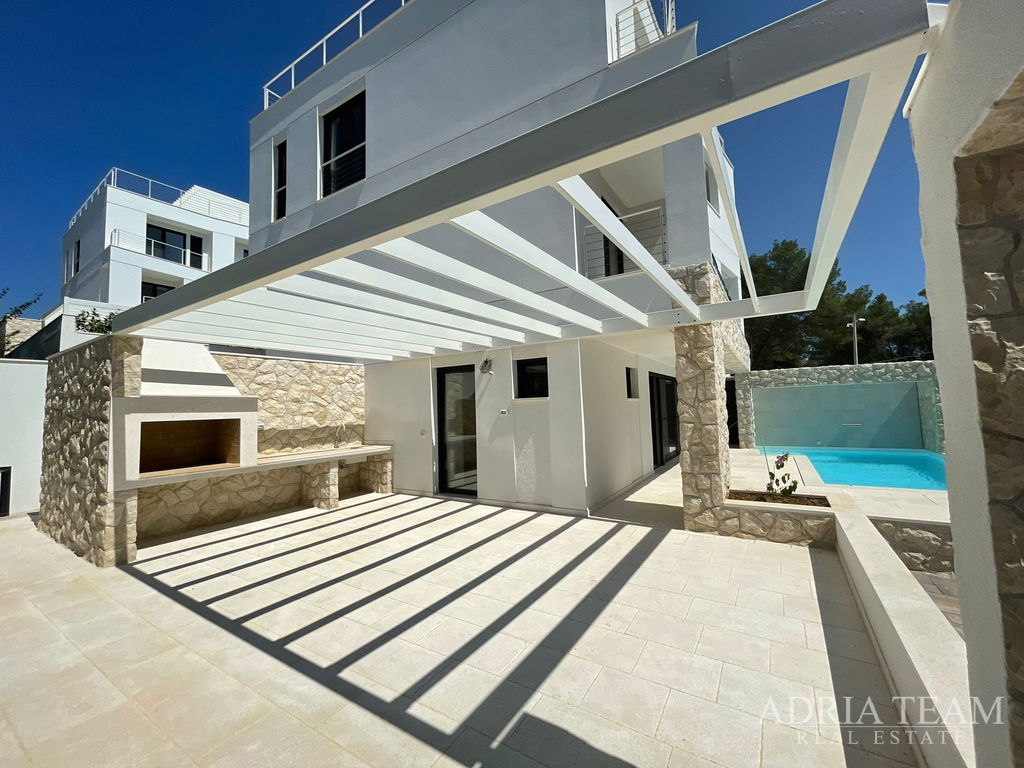 LUXURY PENTHOUSE S KROVNOM TERASOM I GRIJANIM BAZENOM, 100m OD MORA – KOŽINO, ZADAR