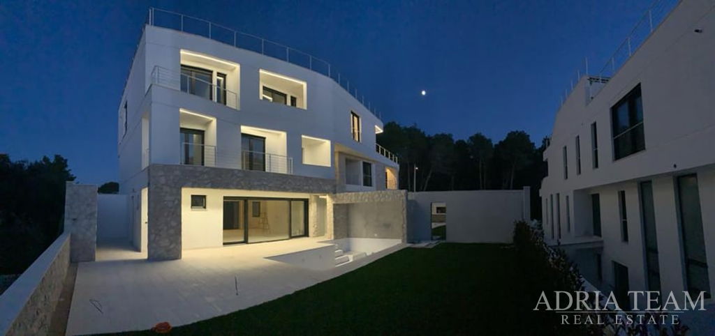 LUXURY PENTHOUSE S KROVNOM TERASOM I GRIJANIM BAZENOM, 100m OD MORA – KOŽINO, ZADAR