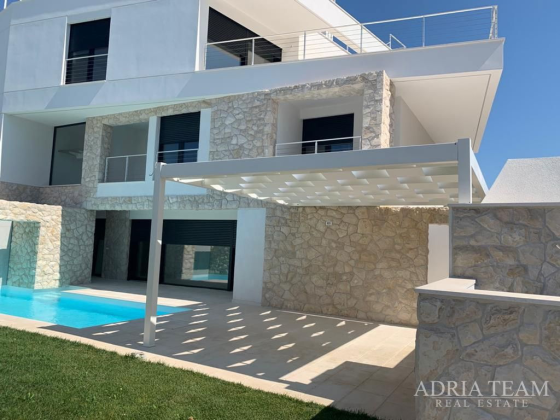 LUXURY PENTHOUSE S KROVNOM TERASOM I GRIJANIM BAZENOM, 100m OD MORA – KOŽINO, ZADAR nekretnina za prodaju