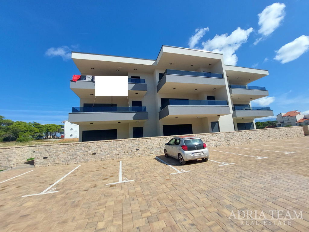 APARTMAN S VRTOM – NOVOGRADNJA – POVLJANA, OTOK PAG