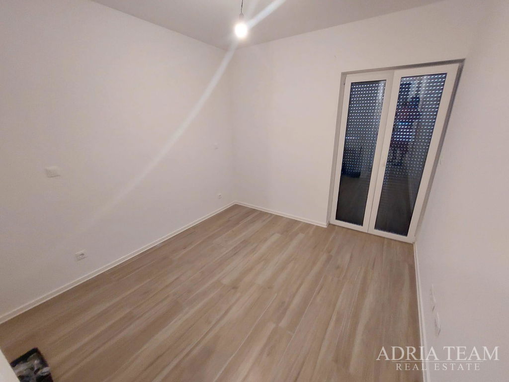 APARTMAN S VRTOM – NOVOGRADNJA – POVLJANA, OTOK PAG