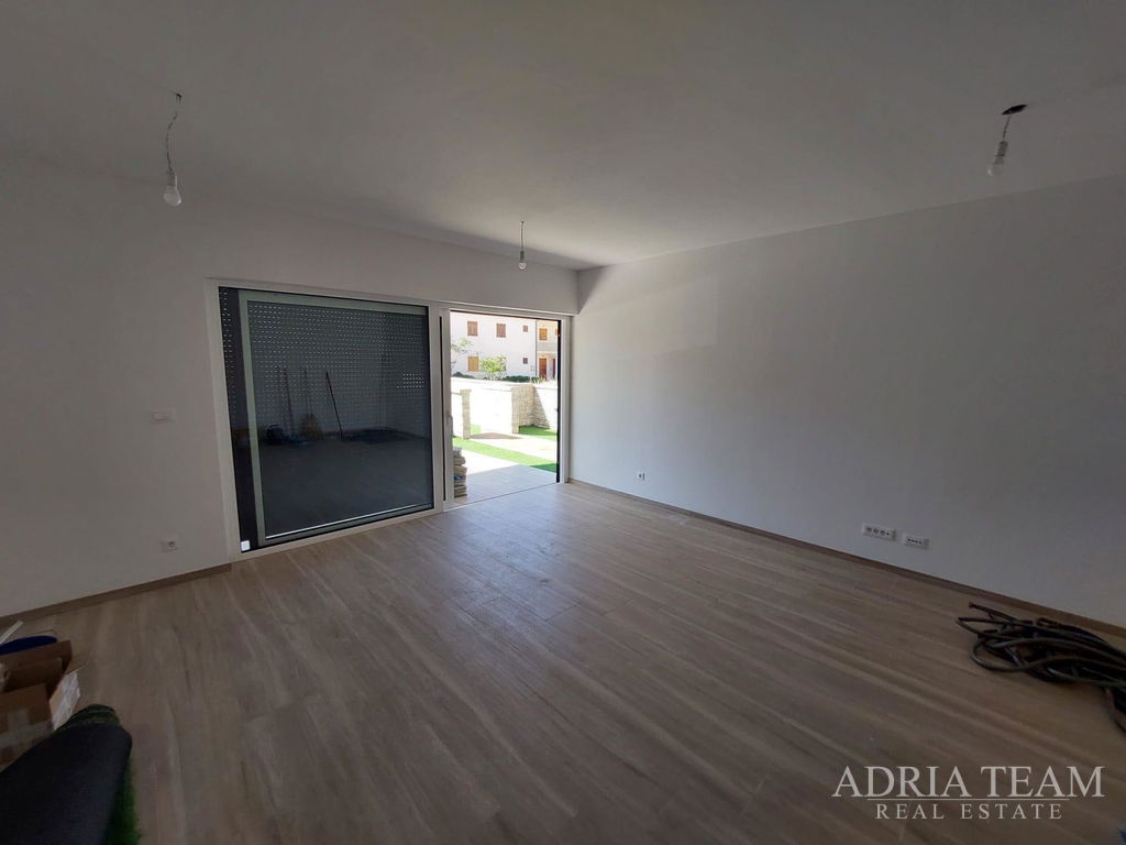 APARTMAN S NATKRIVENIM BALKONOM – NOVOGRADNJA – POVLJANA, OTOK PAG