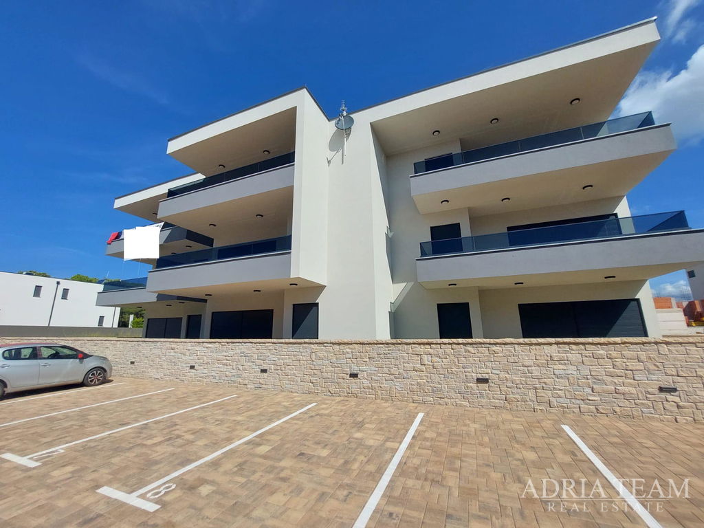 APARTMAN S NATKRIVENIM BALKONOM – NOVOGRADNJA – POVLJANA, OTOK PAG