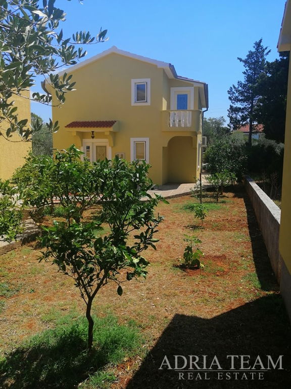 MANJA KUĆA S VELIKIM ZEMLJIŠTEM, 230m OD PLAŽE - UGLJAN