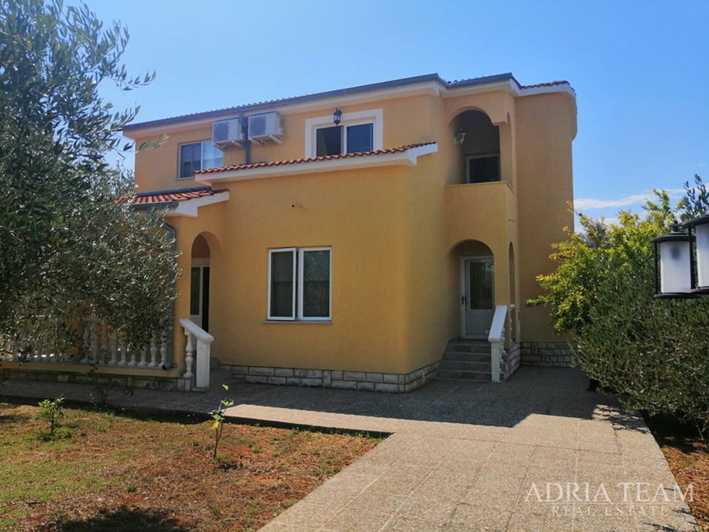 MANJA KUĆA S VELIKIM ZEMLJIŠTEM, 230m OD PLAŽE - UGLJAN