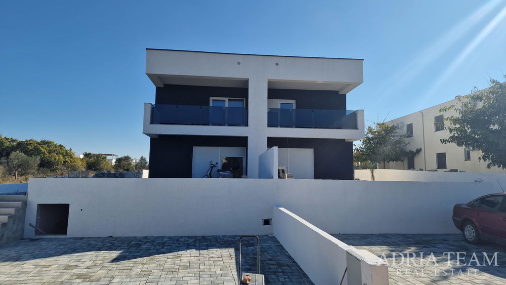 KUĆA S BAZENOM, NOVOGRADNJA - PRIVLAKA