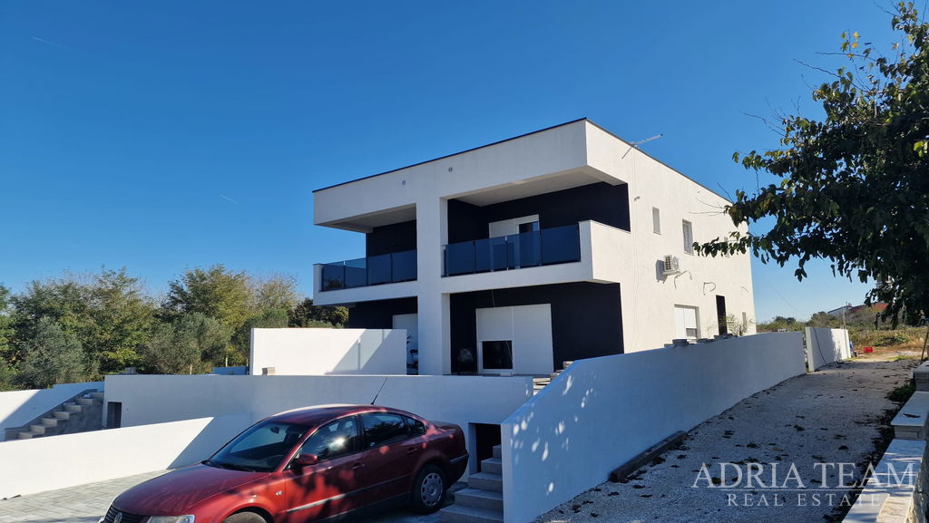 KUĆA S BAZENOM, NOVOGRADNJA - PRIVLAKA