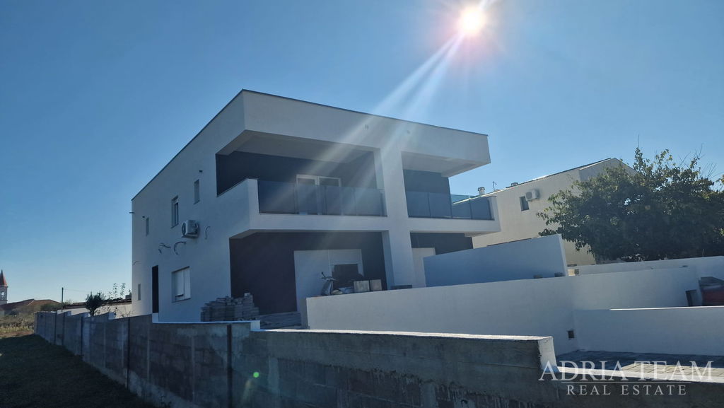 KUĆA S BAZENOM, NOVOGRADNJA - PRIVLAKA