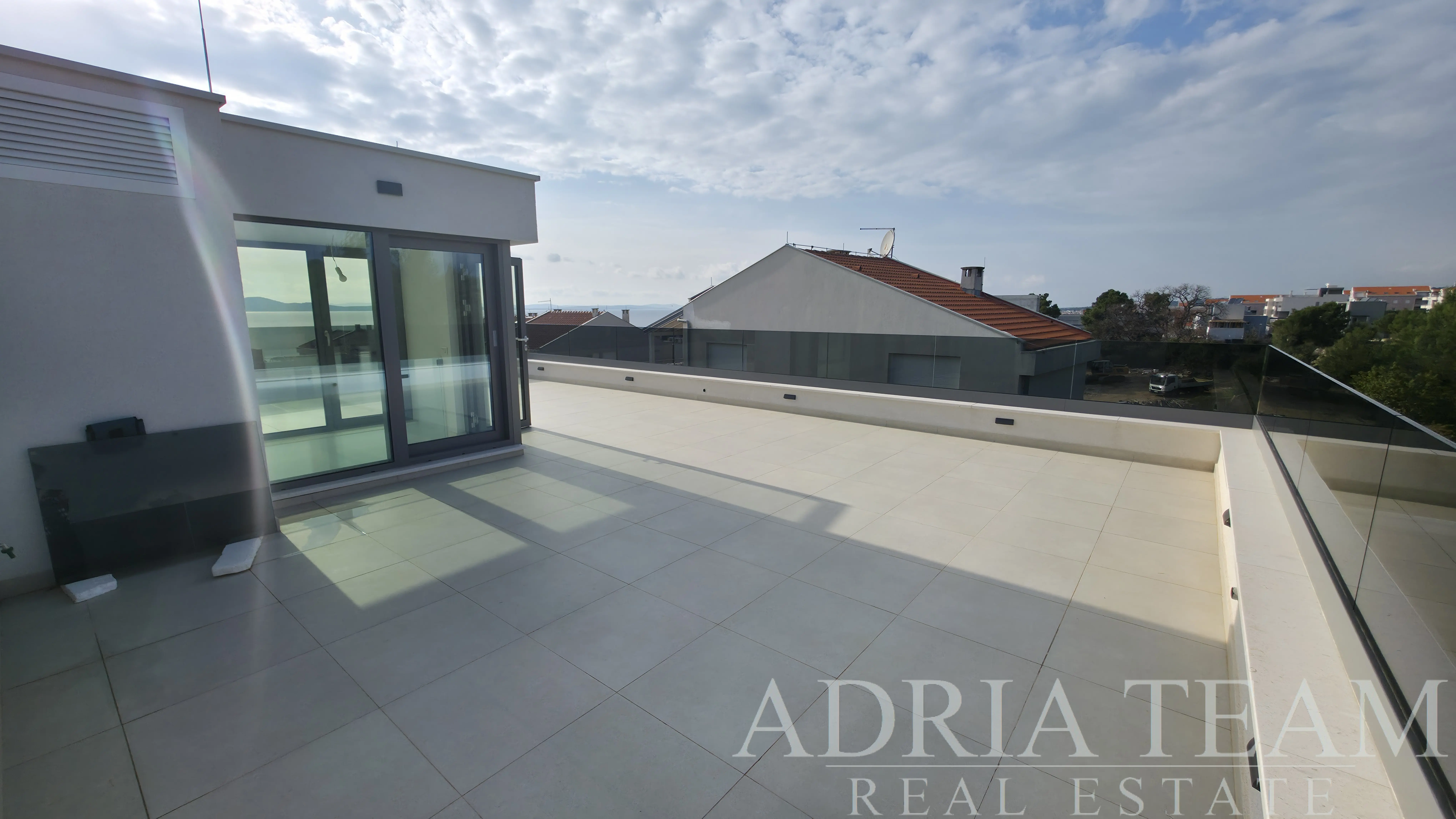 PENTHOUSE S5 S TRI SPAVAĆE SOBE I KROVNOM TERASOM – ZADAR, BORIK