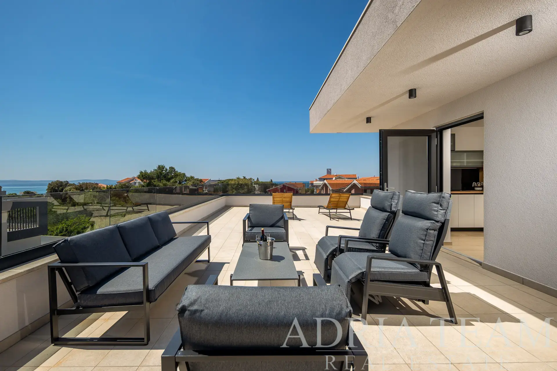 EKSKLUZIVNA MODERNA VILA S BAZENOM, 150m OD MORA – ZATON, NIN