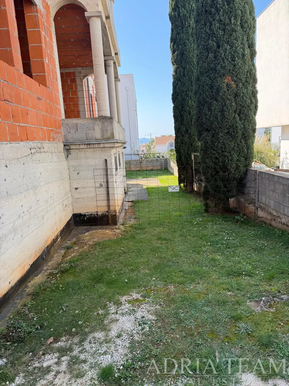 KUĆA SA 6 STAMBENIH JEDINICA S POGLEDOM NA MORE - DIKLO, ZADAR