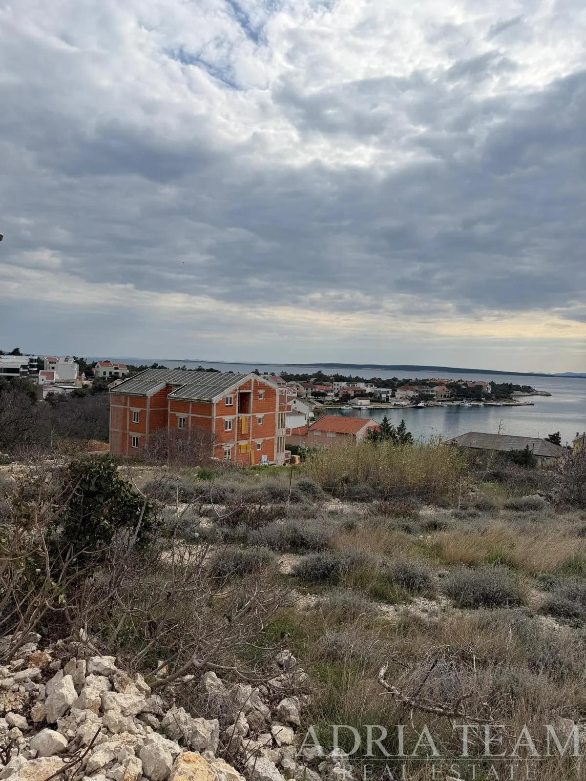 PROSTRANI APARTMAN U POTKROVLJU – ŠIMUNI, PAG