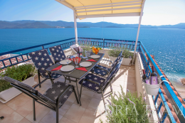 LUKSUZNI PENTHOUSE S TRI TERASE – 40m OD MORA – KOMARNA, SLIVNO nekretnina za prodaju