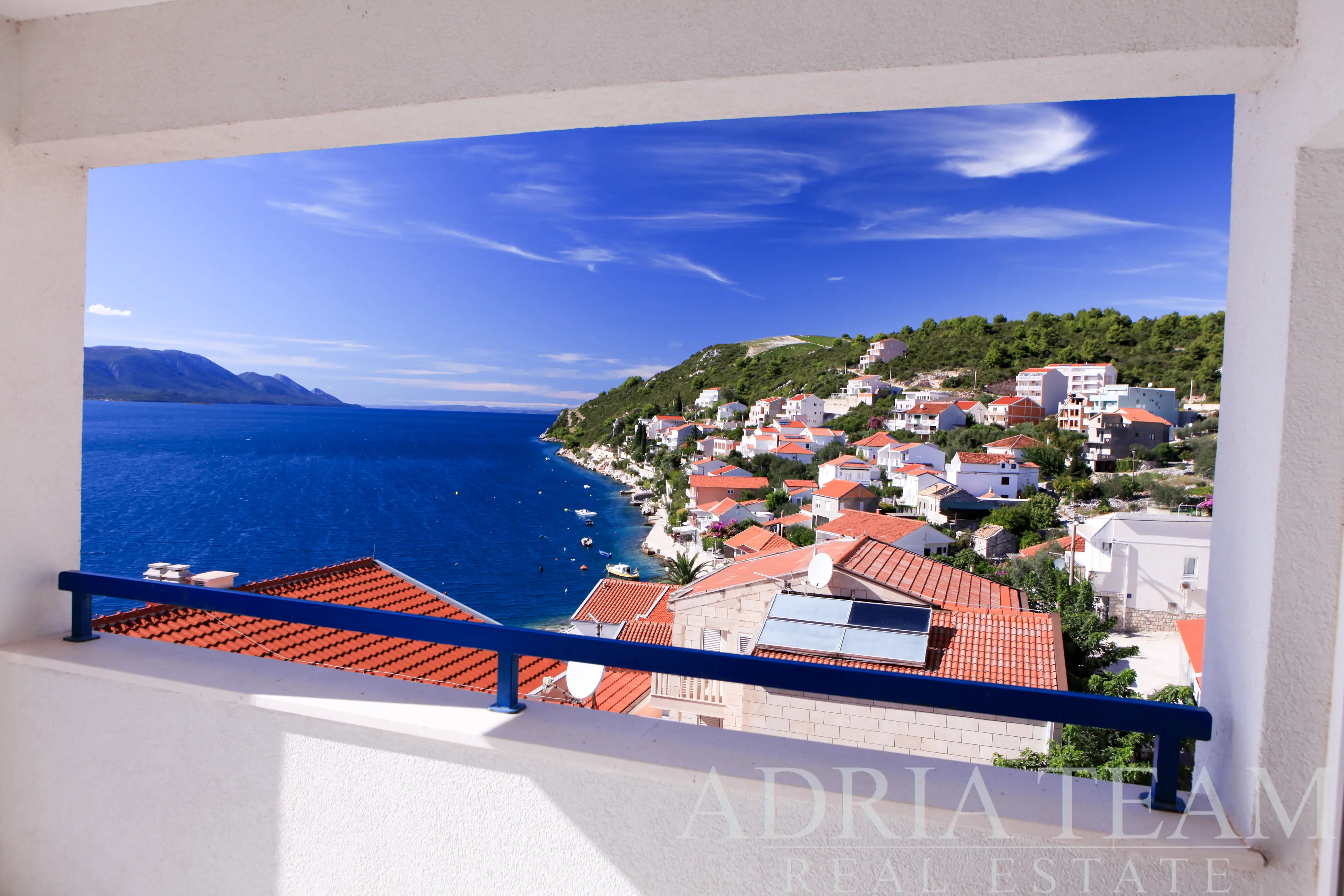 LUKSUZNI PENTHOUSE S TRI TERASE – 40m OD MORA – KOMARNA, SLIVNO