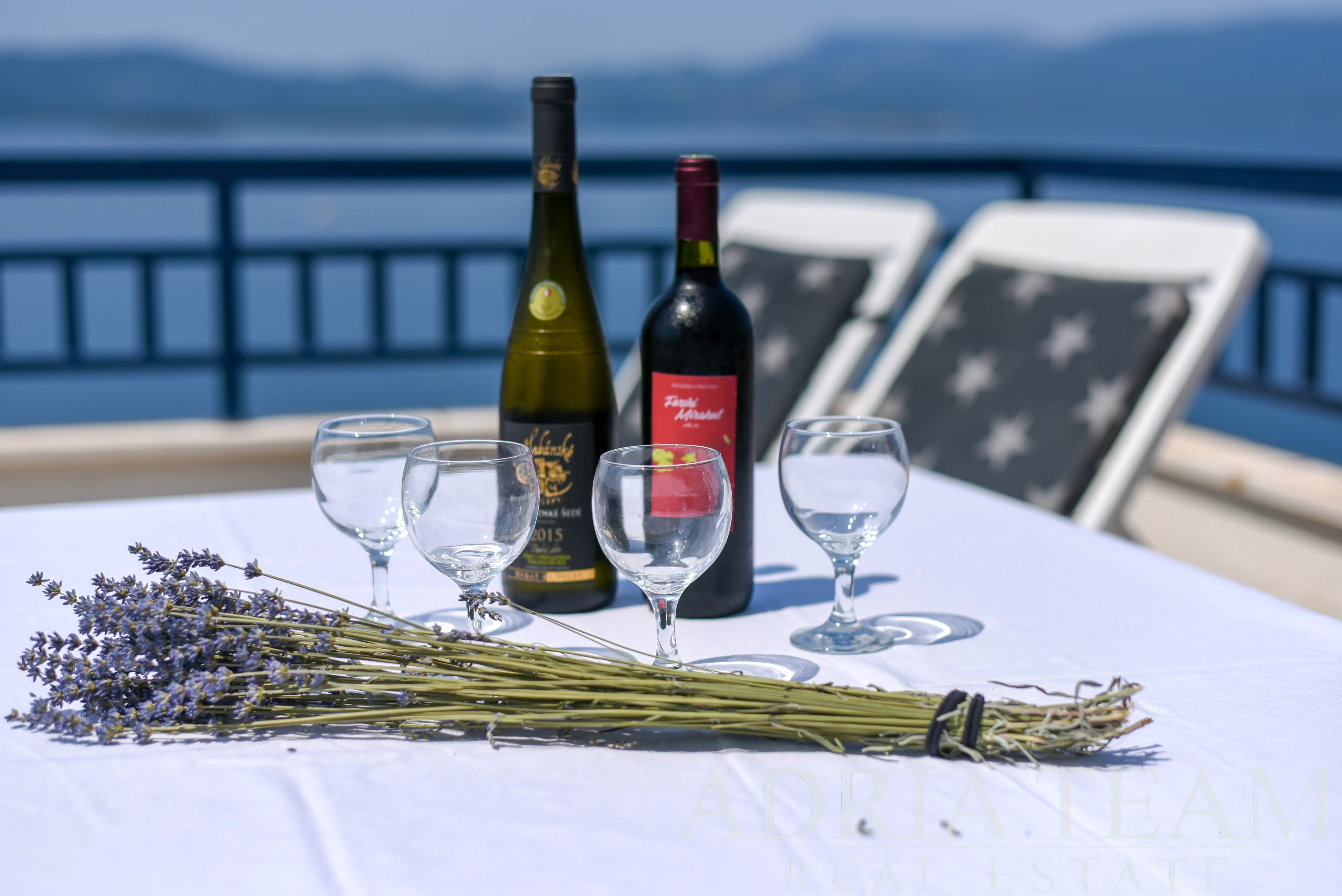 LUKSUZNI PENTHOUSE S TRI TERASE – 40m OD MORA – KOMARNA, SLIVNO