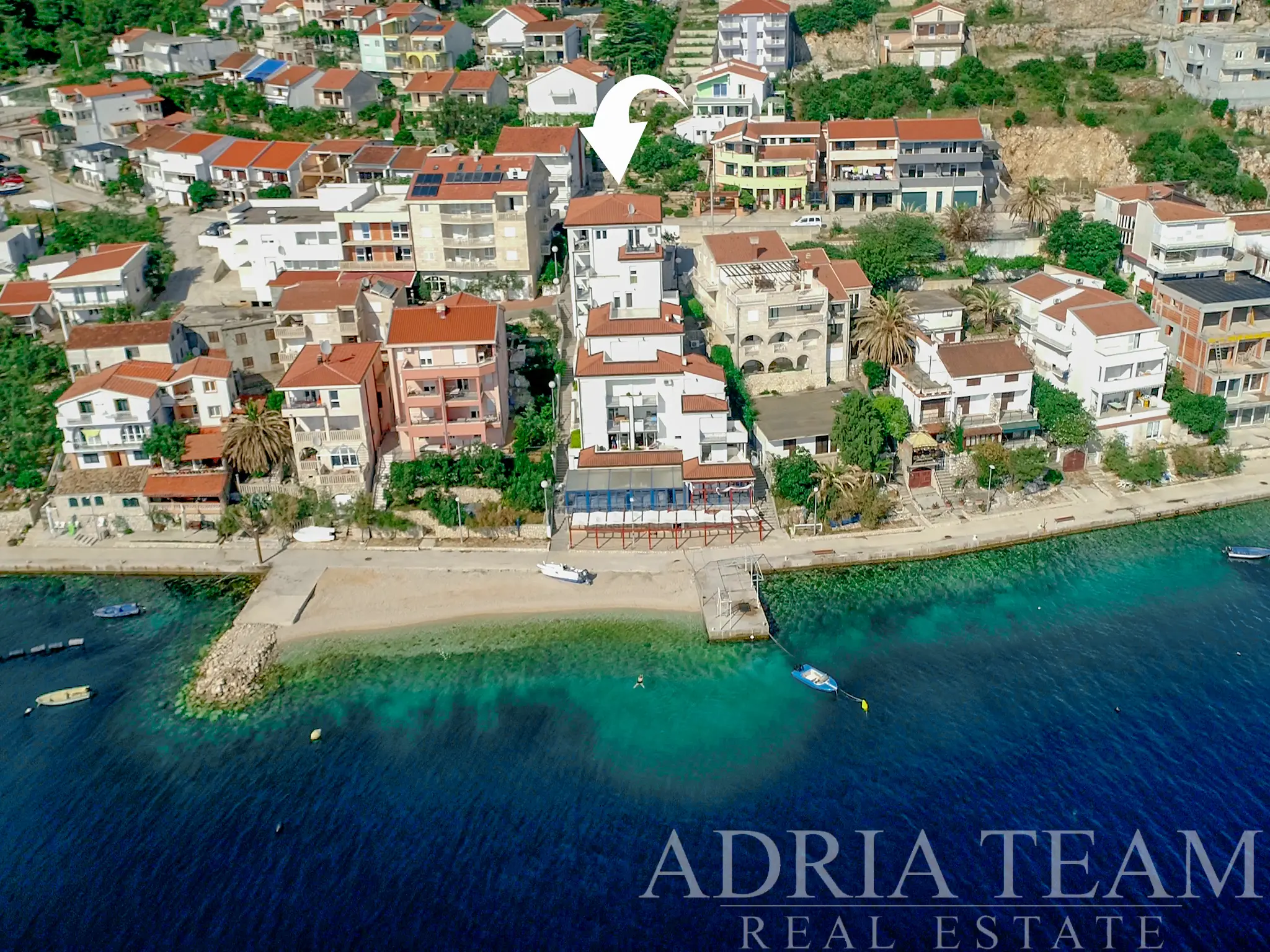 LUKSUZNI PENTHOUSE S TRI TERASE – 40m OD MORA – KOMARNA, SLIVNO