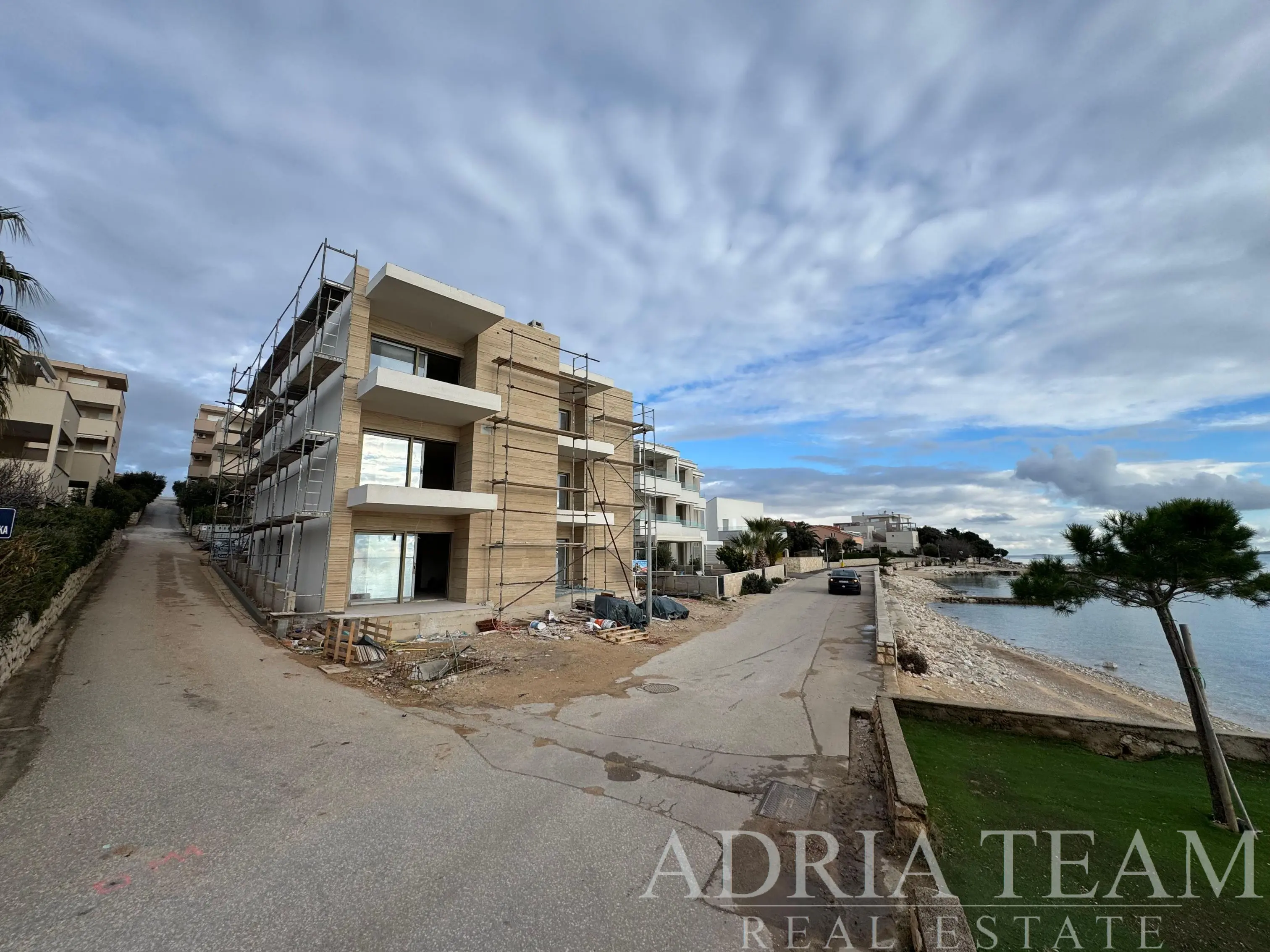 PROSTRANI PENTHOUSE S DVIJE LOGGIE I VIŠE BALKONA – MANDRE, PAG