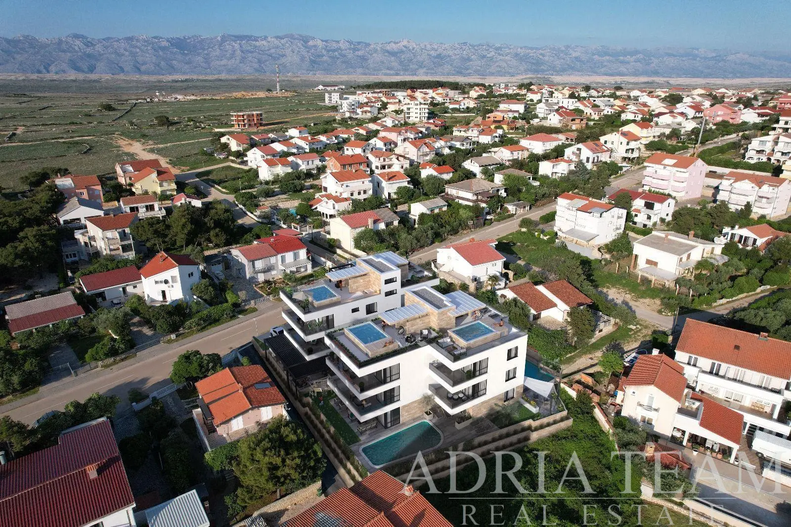 APARTMAN U PRIZEMLJU S POGLEDOM NA MORE – POVLJANA, PAG