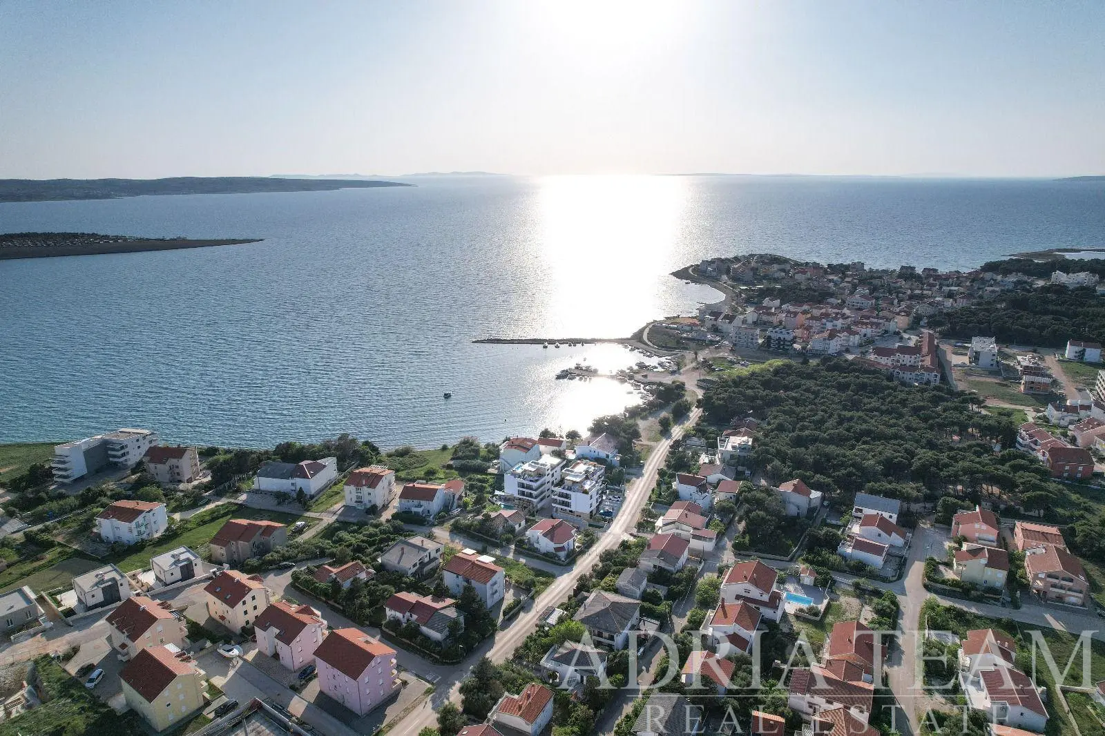 APARTMAN U PRIZEMLJU S POGLEDOM NA MORE – POVLJANA, PAG