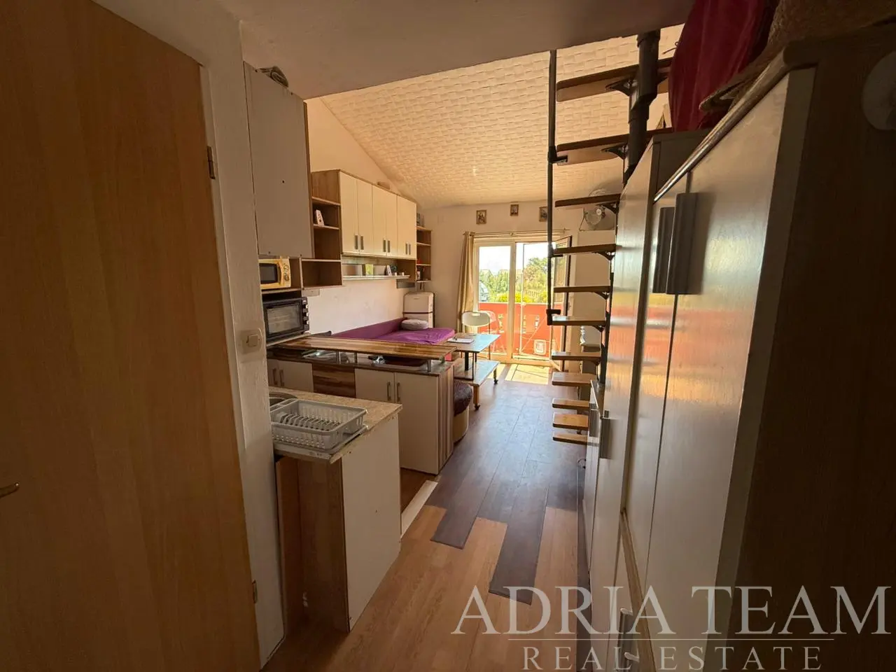 APARTMAN 200 M OD MORA NA OTOKU VIRU – ODLIČNA INVESTICIJA I SAVRŠENO MJESTO ZA ODMOR