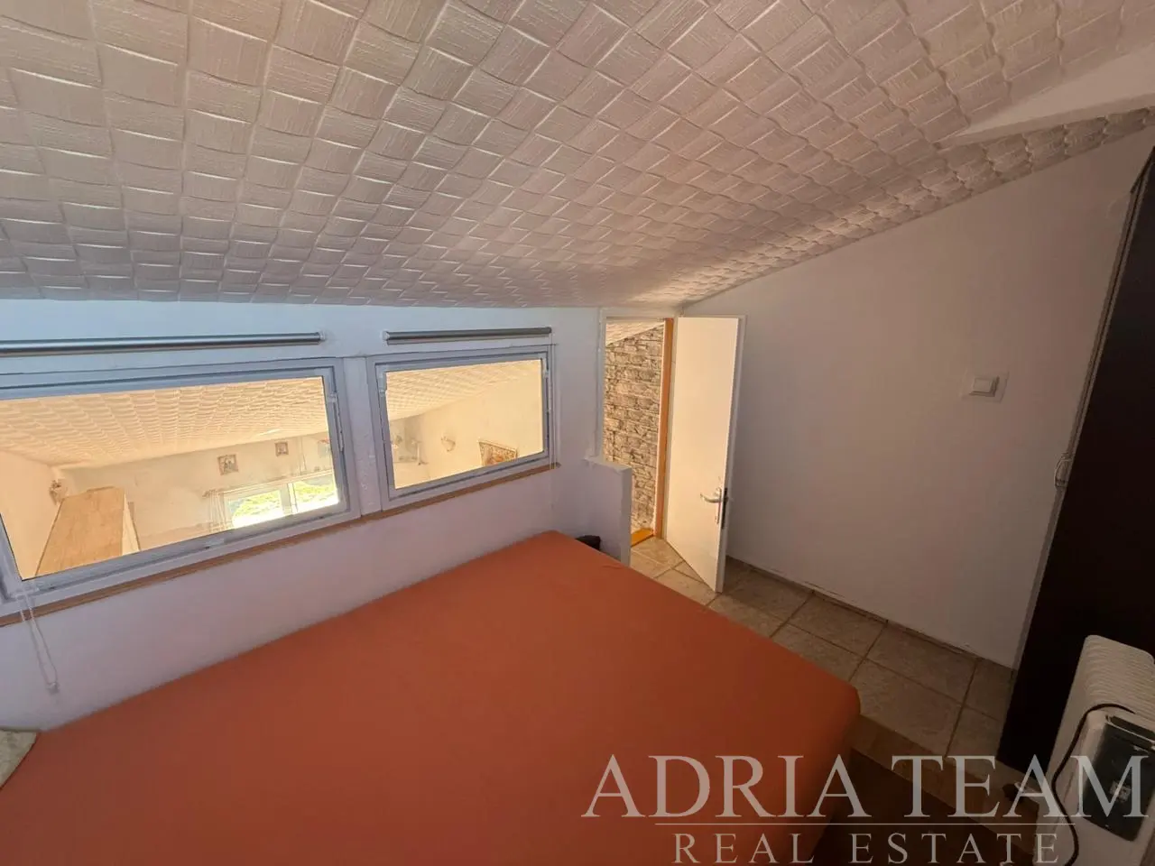 APARTMAN 200 M OD MORA NA OTOKU VIRU – ODLIČNA INVESTICIJA I SAVRŠENO MJESTO ZA ODMOR