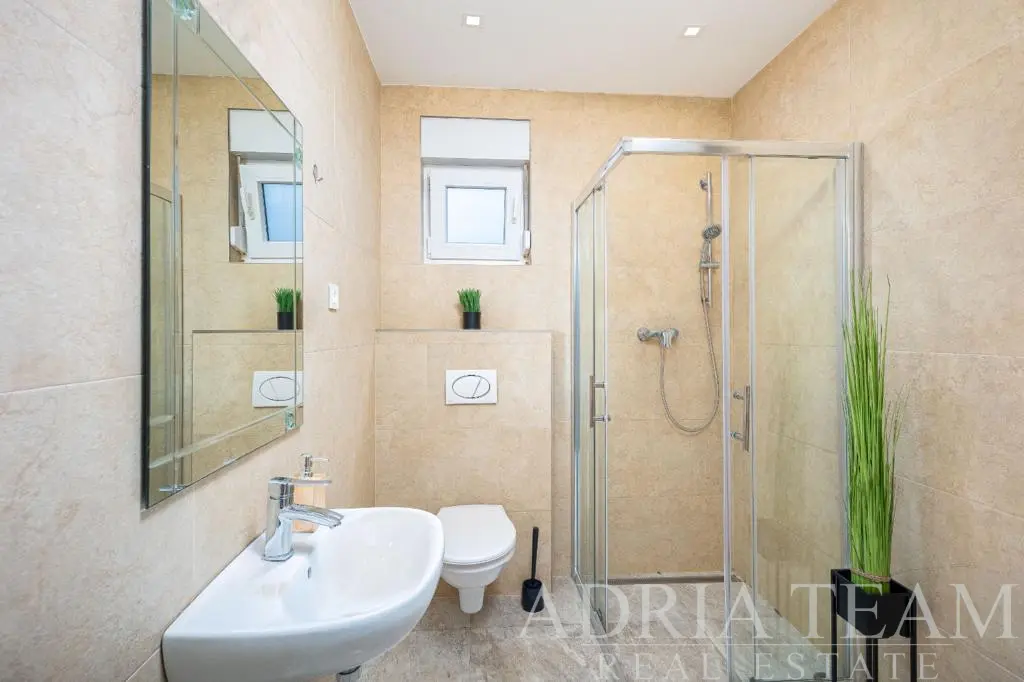 PENTHOUSE S TRI SPAVAĆE SOBE I POGLEDOM NA MORE – STARA POVLJANA, PAG