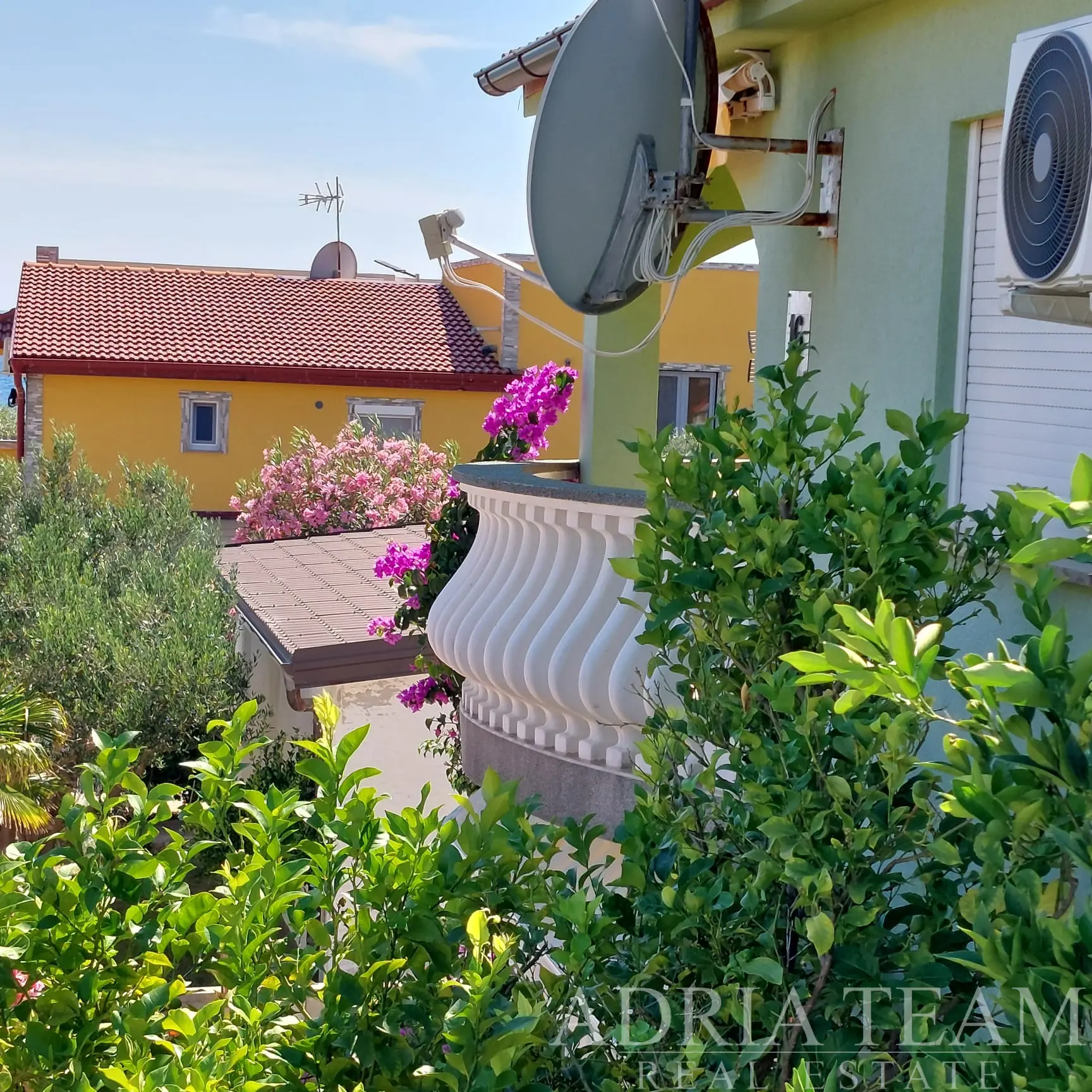 KUĆA S DVA APARTMANA I STUDIJEM – VIR