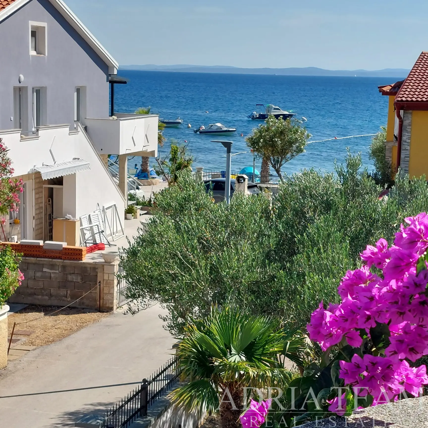 KUĆA S DVA APARTMANA I STUDIJEM – VIR
