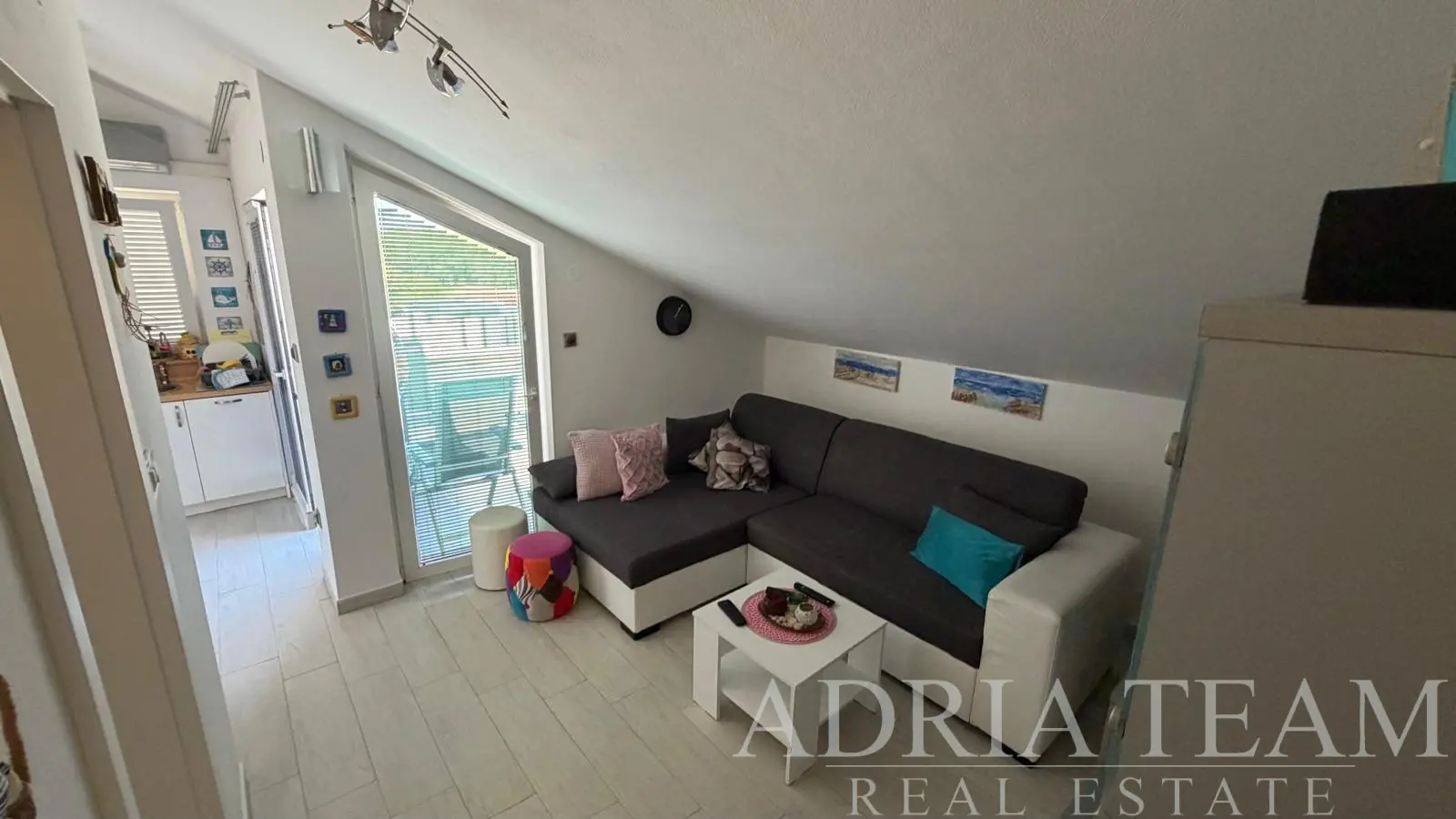 DVOSOBAN APARTMAN U POTKROVLJU – POVLJANA, OTOK PAG