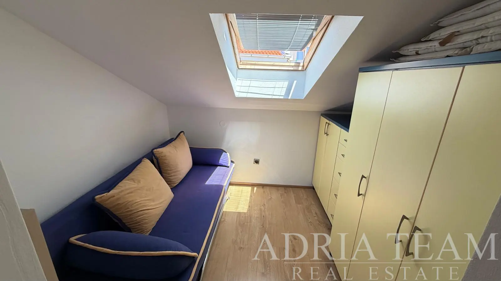 DVOSOBAN APARTMAN U POTKROVLJU – POVLJANA, OTOK PAG