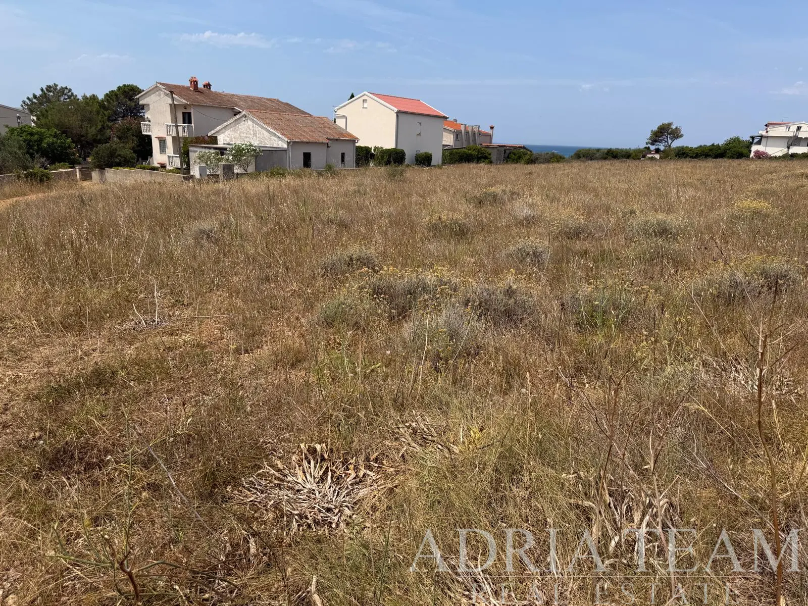 GRAĐEVINSKO ZEMLJIŠTE 40 METARA OD MORA – POVLJANA, OTOK PAG