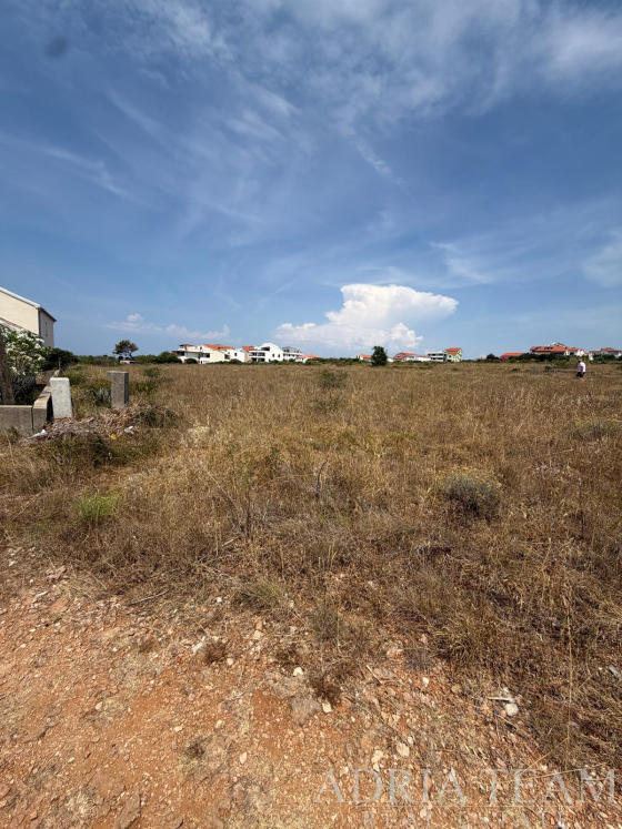 GRAĐEVINSKO ZEMLJIŠTE 40 METARA OD MORA – POVLJANA, OTOK PAG nekretnina za prodaju