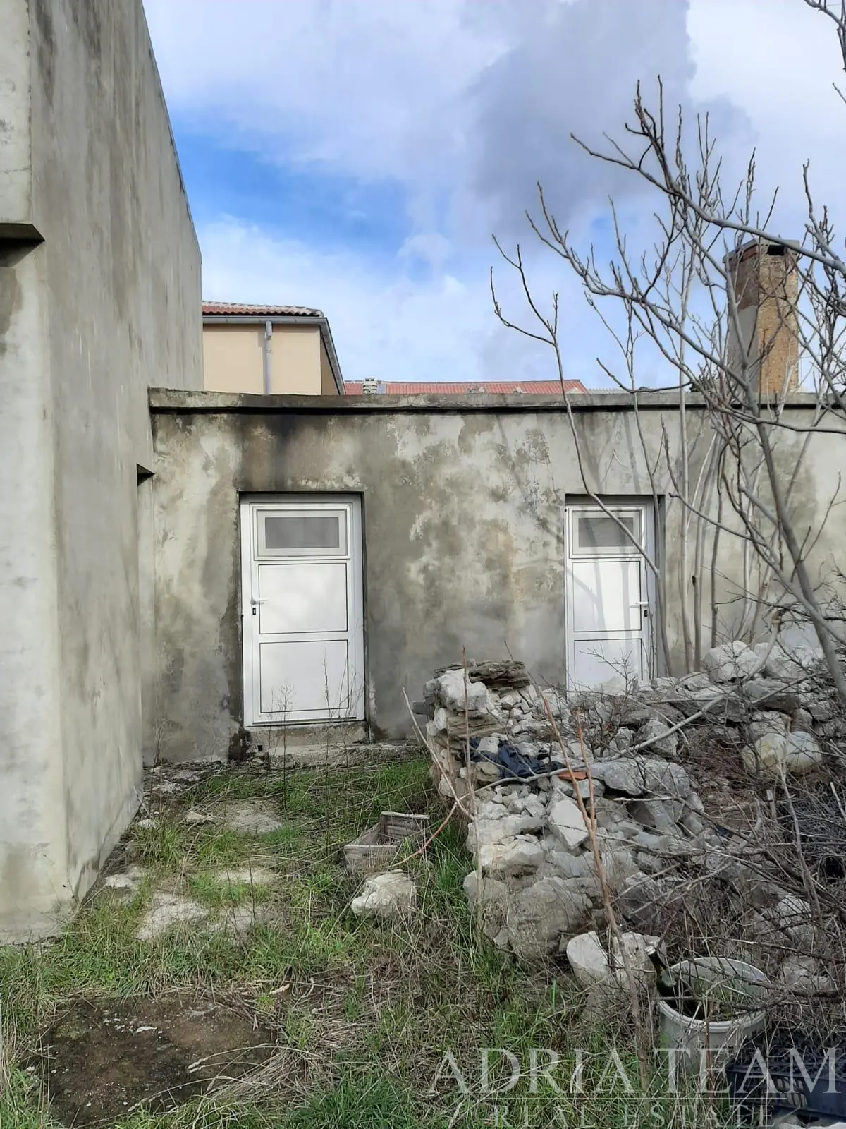 KUĆA ZA REKONSTRUKCIJU U CENTRU POVLJANE – ODLIČNA INVESTICIJSKA PRILIKA