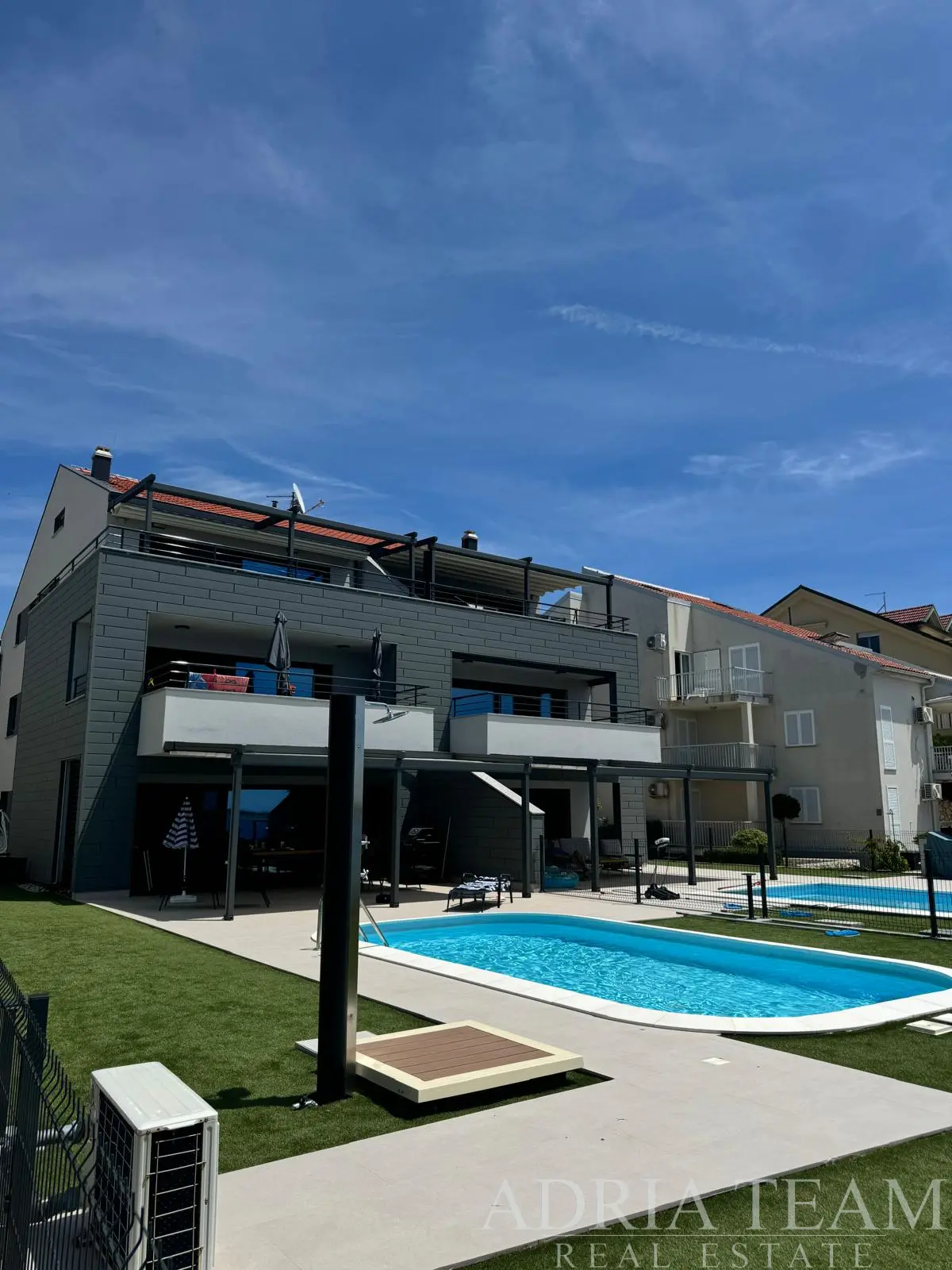 POVLJANA – EKSKLUZIVAN APARTMAN S TRI SPAVAĆE SOBE, TERASOM, SPREMIŠTEM I PARKINGOM