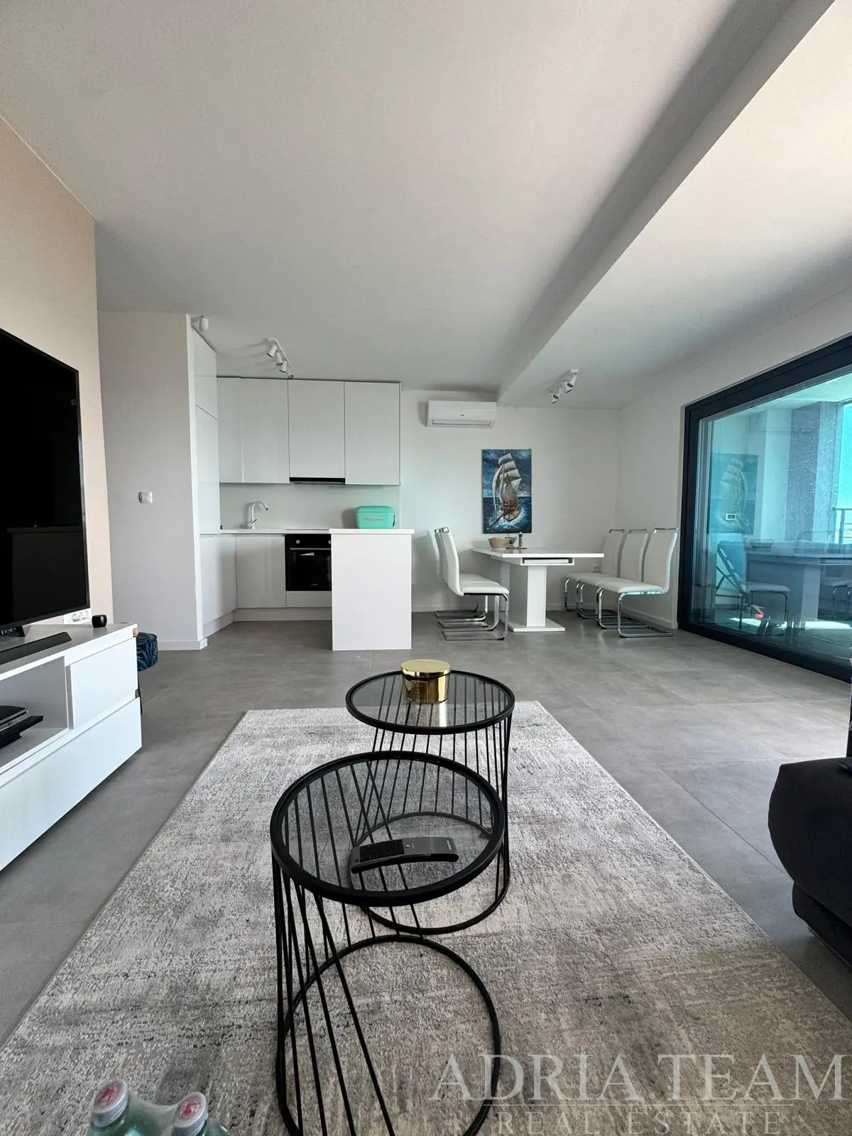POVLJANA – EKSKLUZIVAN APARTMAN S TRI SPAVAĆE SOBE, TERASOM, SPREMIŠTEM I PARKINGOM