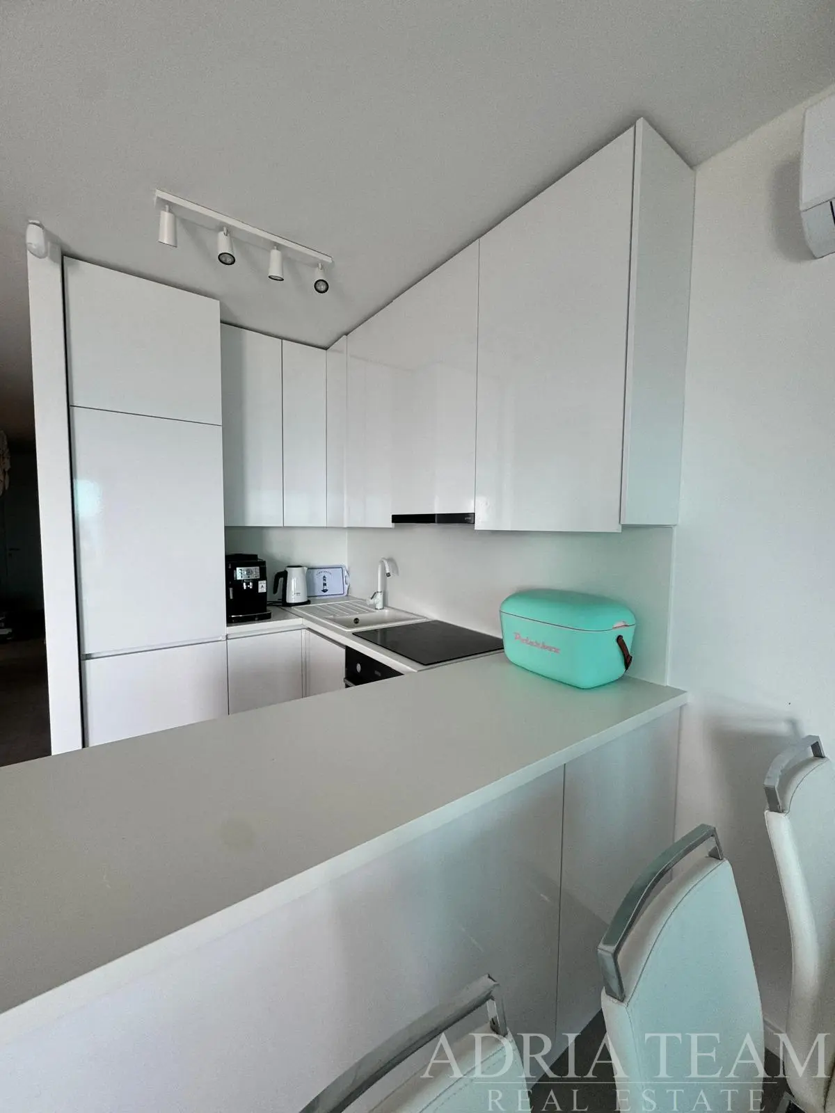 POVLJANA – EKSKLUZIVAN APARTMAN S TRI SPAVAĆE SOBE, TERASOM, SPREMIŠTEM I PARKINGOM